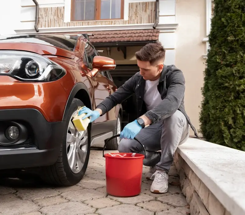 Lavage auto à domicile Saint-Genis-l'Argentière : professionnel intervenant sur un véhicule